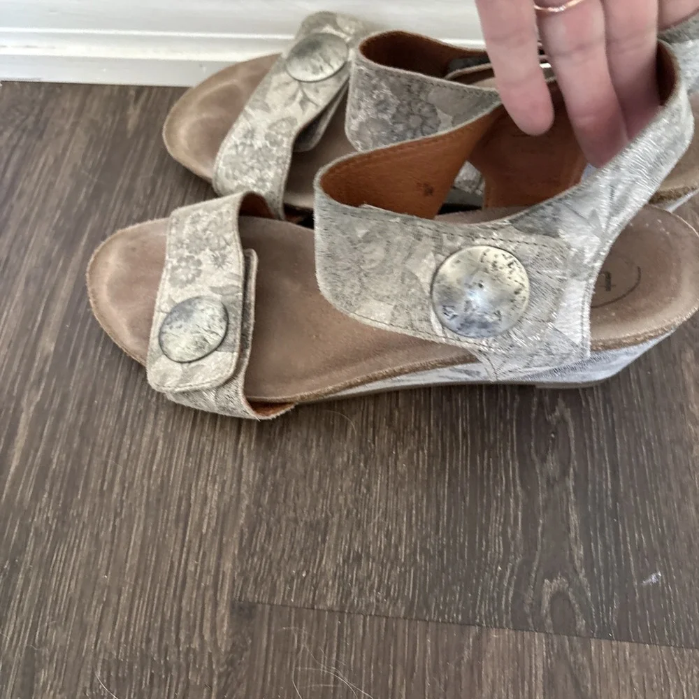 Taos Carousel 2 Gray Suede Floral Wedge Heel Ankle Strap Sandal Women 9/9.5 MINT